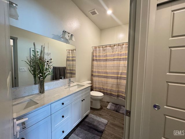 5902 Ocean Jasper Drive, Bakersfield, CA 93313