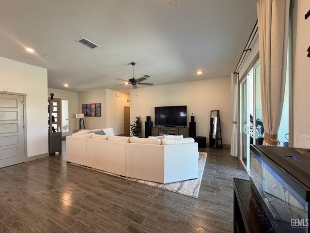 5902 Ocean Jasper Drive, Bakersfield, CA 93313