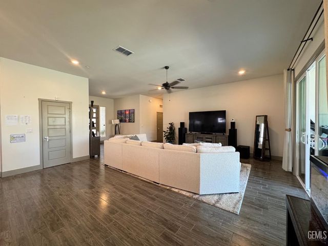 5902 Ocean Jasper Drive, Bakersfield, CA 93313