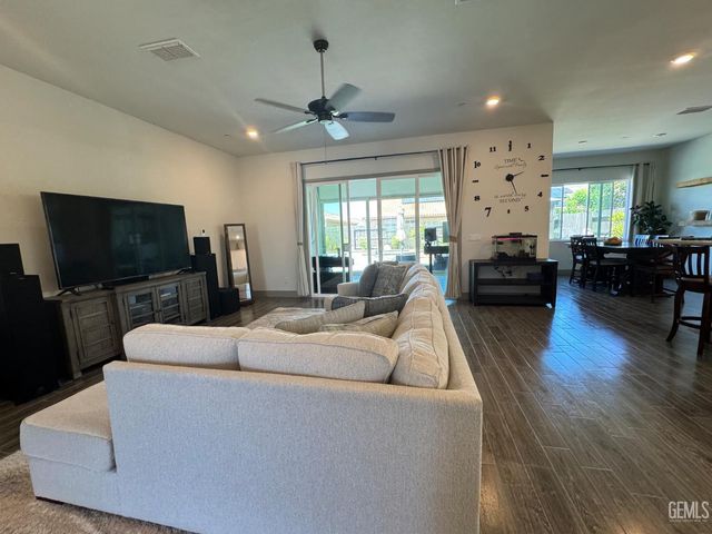 5902 Ocean Jasper Drive, Bakersfield, CA 93313