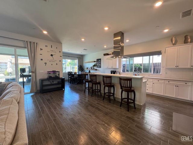 5902 Ocean Jasper Drive, Bakersfield, CA 93313