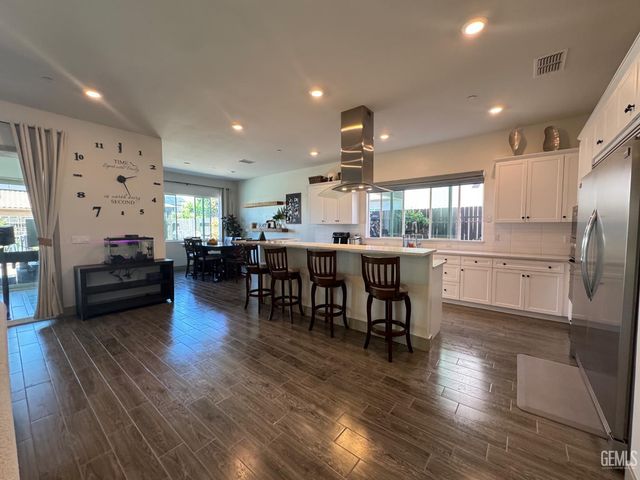 5902 Ocean Jasper Drive, Bakersfield, CA 93313
