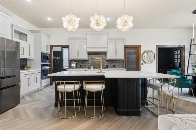 9014 Chestnut Street, Lenexa, KS 66220