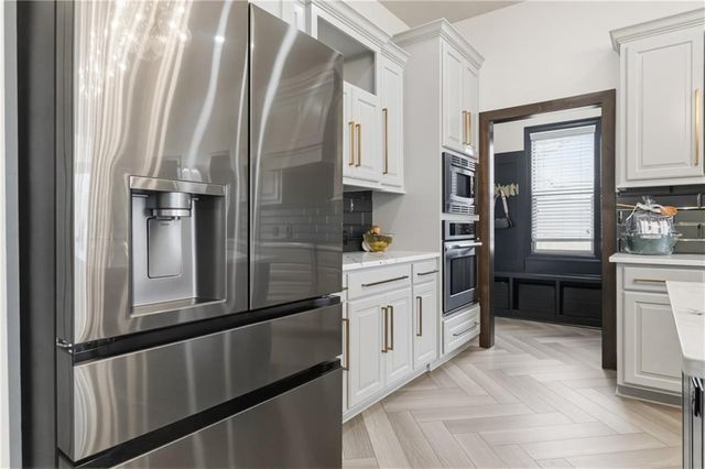 9014 Chestnut Street, Lenexa, KS 66220