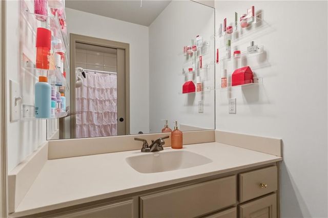 9014 Chestnut Street, Lenexa, KS 66220