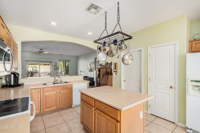 3828 E PEACH TREE Drive, Chandler, AZ 85249