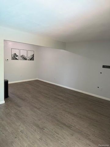 4917 Crooks Road L5, Royal Oak, MI 48073