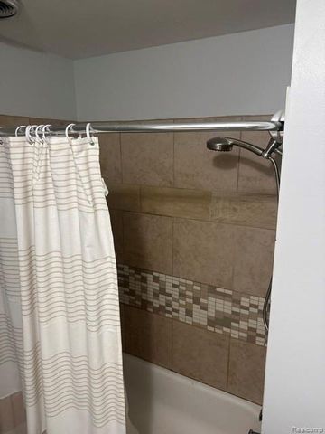 4917 Crooks Road L5, Royal Oak, MI 48073