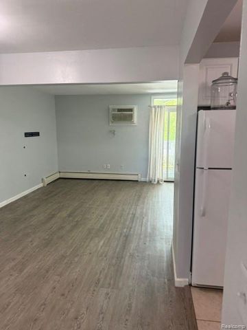 4917 Crooks Road L5, Royal Oak, MI 48073