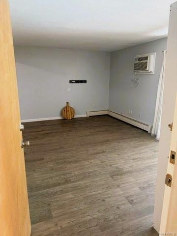 4917 Crooks Road L5, Royal Oak, MI 48073