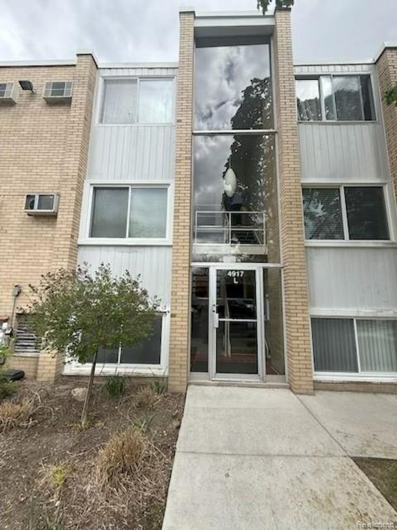 4917 Crooks Road L5, Royal Oak, MI 48073