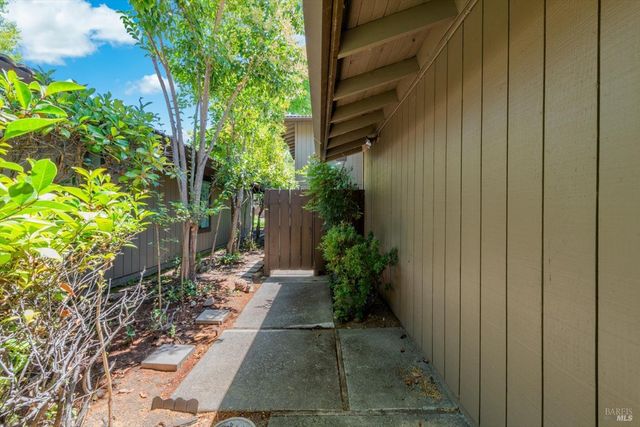 11 Fairway Pl, Fairfield, CA 94534