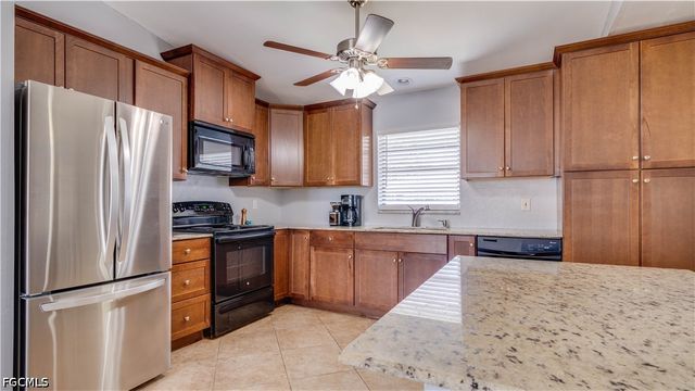 914 SE 28th TER, Cape Coral, FL 33904