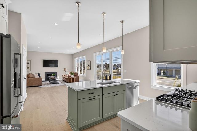 4 ARTHUR LN, Cranbury, NJ 08512