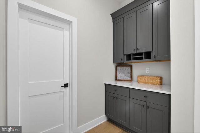 4 ARTHUR LN, Cranbury, NJ 08512