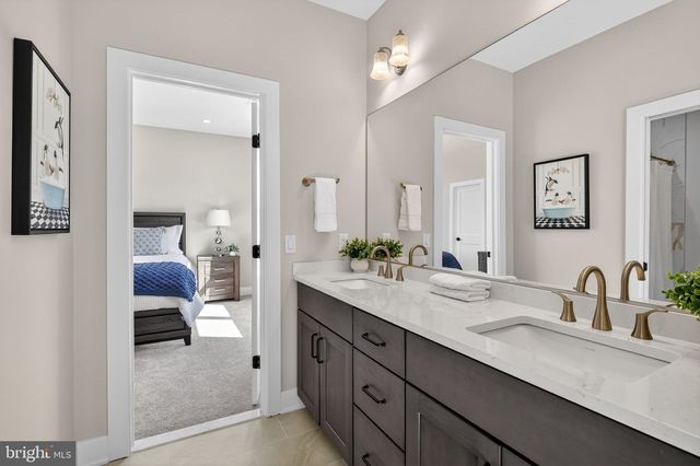 4 ARTHUR LN, Cranbury, NJ 08512