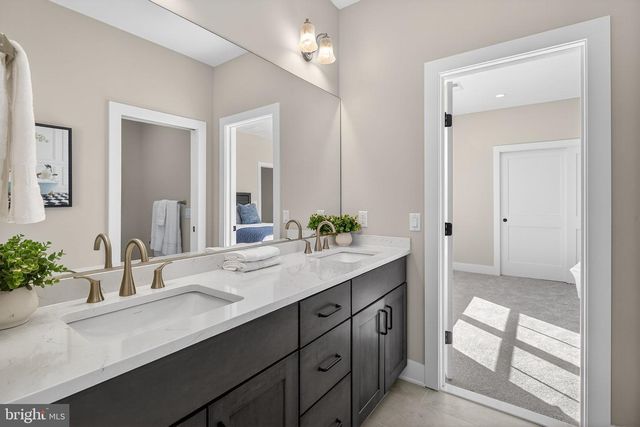 4 ARTHUR LN, Cranbury, NJ 08512