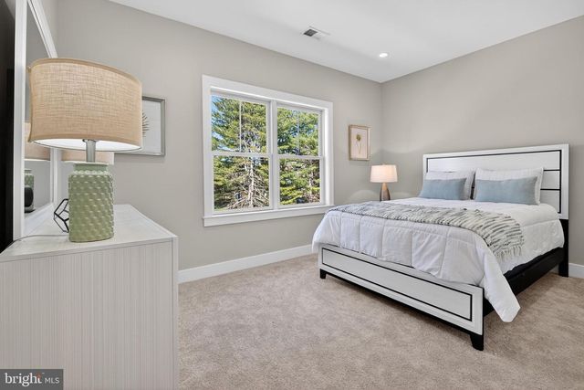 4 ARTHUR LN, Cranbury, NJ 08512