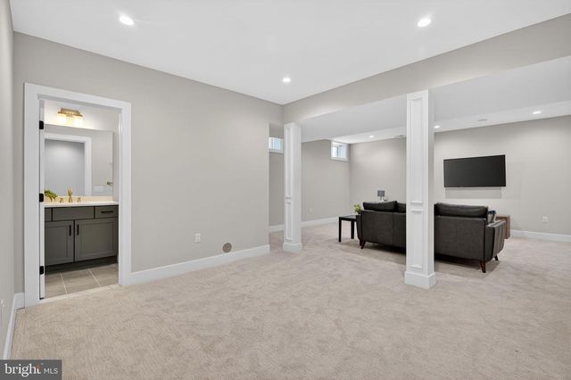 4 ARTHUR LN, Cranbury, NJ 08512