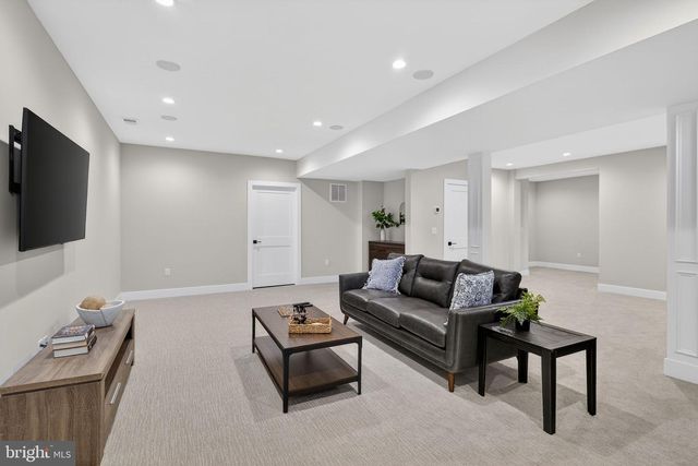 4 ARTHUR LN, Cranbury, NJ 08512