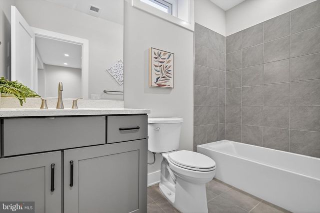 4 ARTHUR LN, Cranbury, NJ 08512