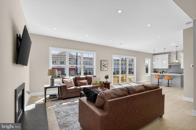 4 ARTHUR LN, Cranbury, NJ 08512