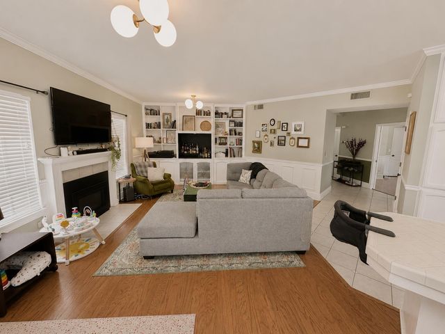 1047 E Monticello Circle, Fresno, CA 93720