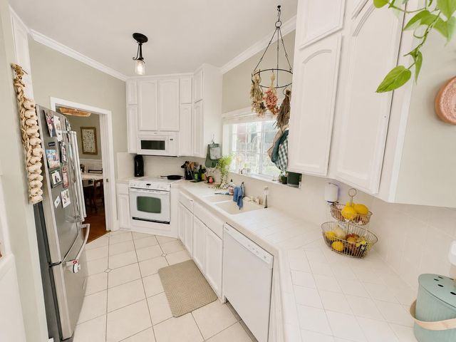 1047 E Monticello Circle, Fresno, CA 93720