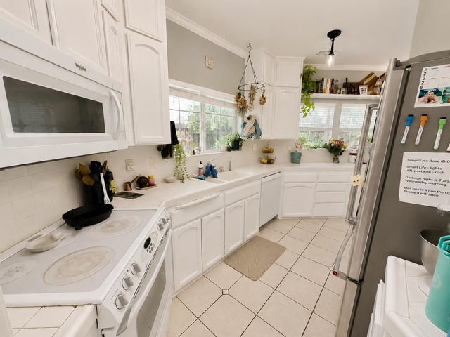 1047 E Monticello Circle, Fresno, CA 93720