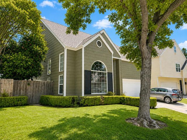 1047 E Monticello Circle, Fresno, CA 93720