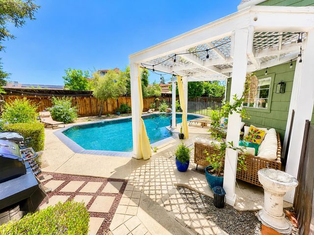 1047 E Monticello Circle, Fresno, CA 93720