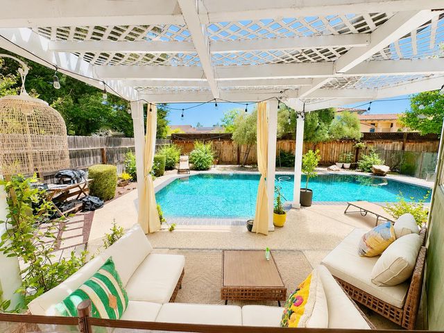 1047 E Monticello Circle, Fresno, CA 93720