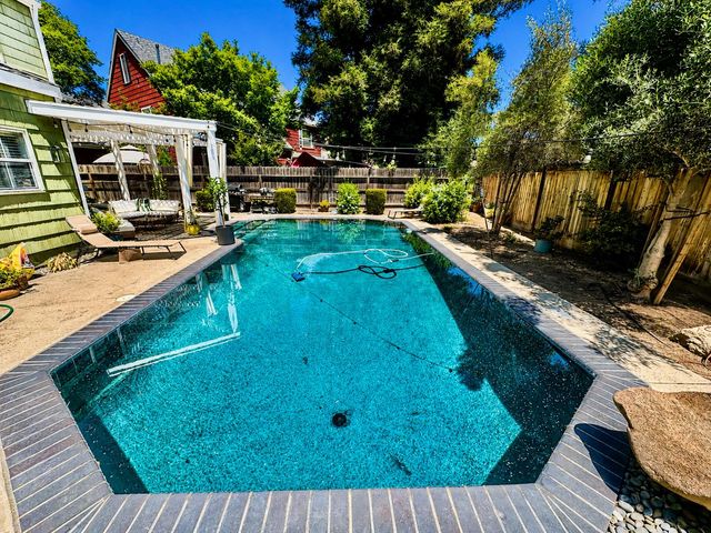 1047 E Monticello Circle, Fresno, CA 93720