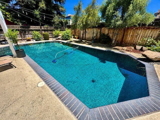 1047 E Monticello Circle, Fresno, CA 93720