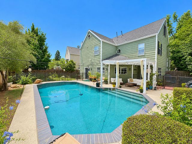 1047 E Monticello Circle, Fresno, CA 93720