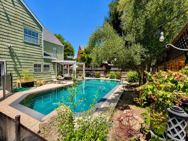 1047 E Monticello Circle, Fresno, CA 93720
