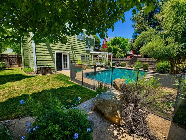 1047 E Monticello Circle, Fresno, CA 93720