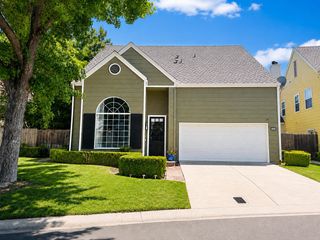1047 E Monticello Circle, Fresno, CA 93720