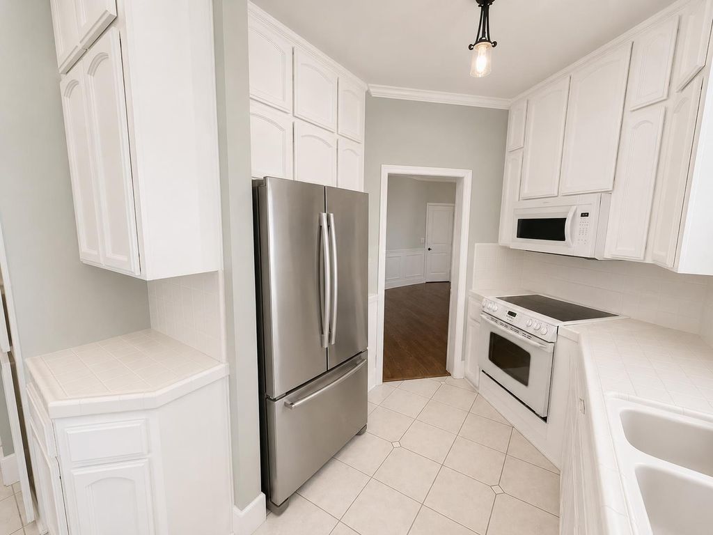Image 10 of property listing at 1047 E Monticello Circle, Fresno, CA 93720