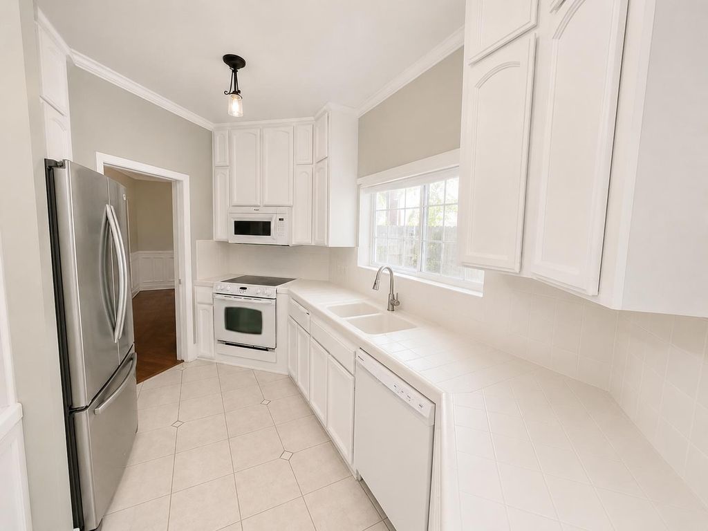 Image 11 of property listing at 1047 E Monticello Circle, Fresno, CA 93720