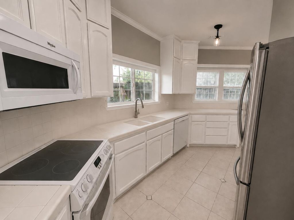 Image 12 of property listing at 1047 E Monticello Circle, Fresno, CA 93720