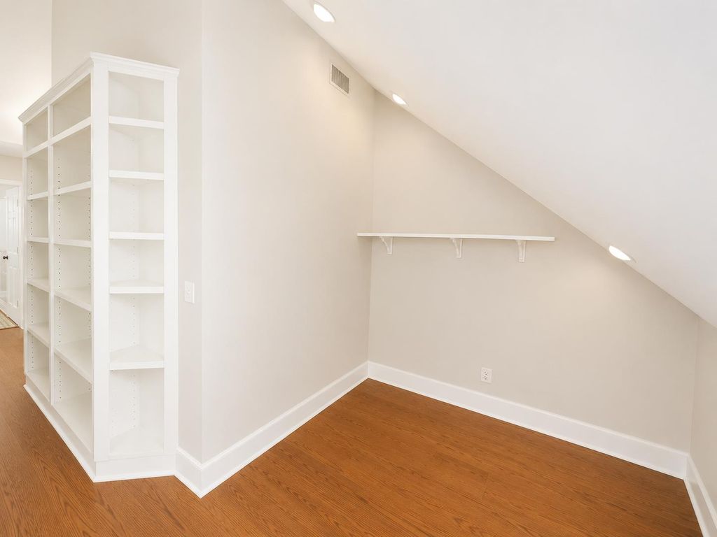 Image 16 of property listing at 1047 E Monticello Circle, Fresno, CA 93720