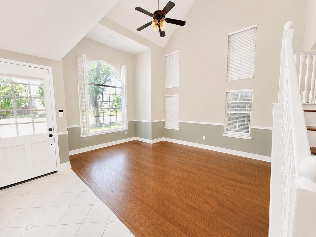 Image 3 of property listing at 1047 E Monticello Circle, Fresno, CA 93720
