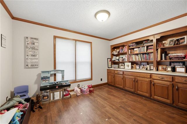 2200 NW Fawn Drive, Blue Springs, MO 64015