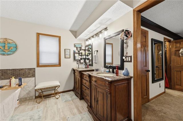 2200 NW Fawn Drive, Blue Springs, MO 64015