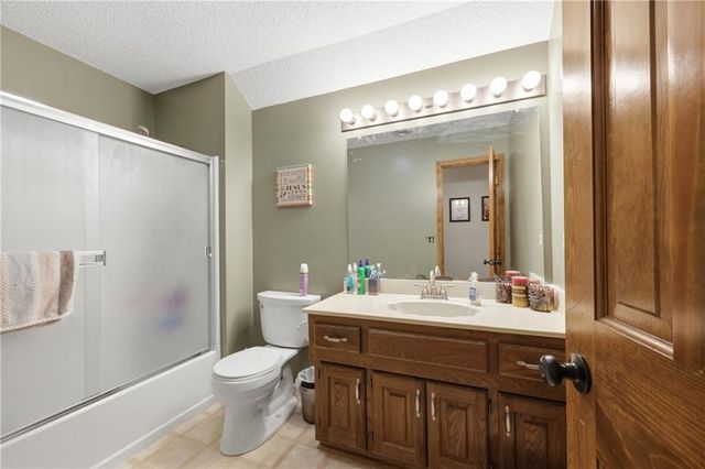 2200 NW Fawn Drive, Blue Springs, MO 64015