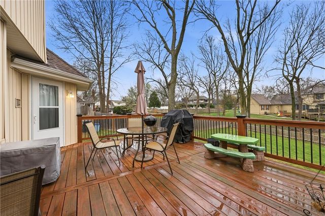 2200 NW Fawn Drive, Blue Springs, MO 64015