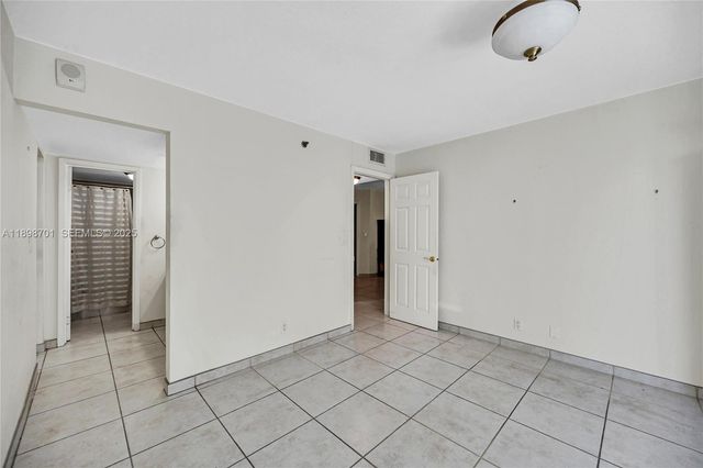 2401 Collins Ave 507, Miami Beach, FL 33140