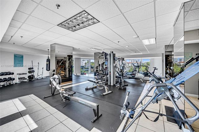 2401 Collins Ave 507, Miami Beach, FL 33140