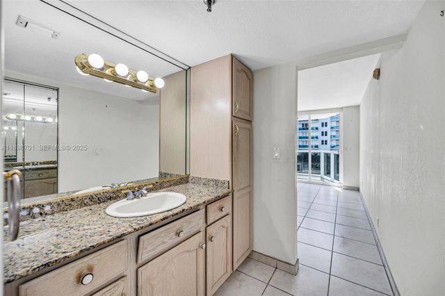 2401 Collins Ave 507, Miami Beach, FL 33140